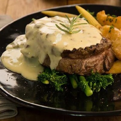 Tranches de bœuf grillé avec moutarde Hollandaise